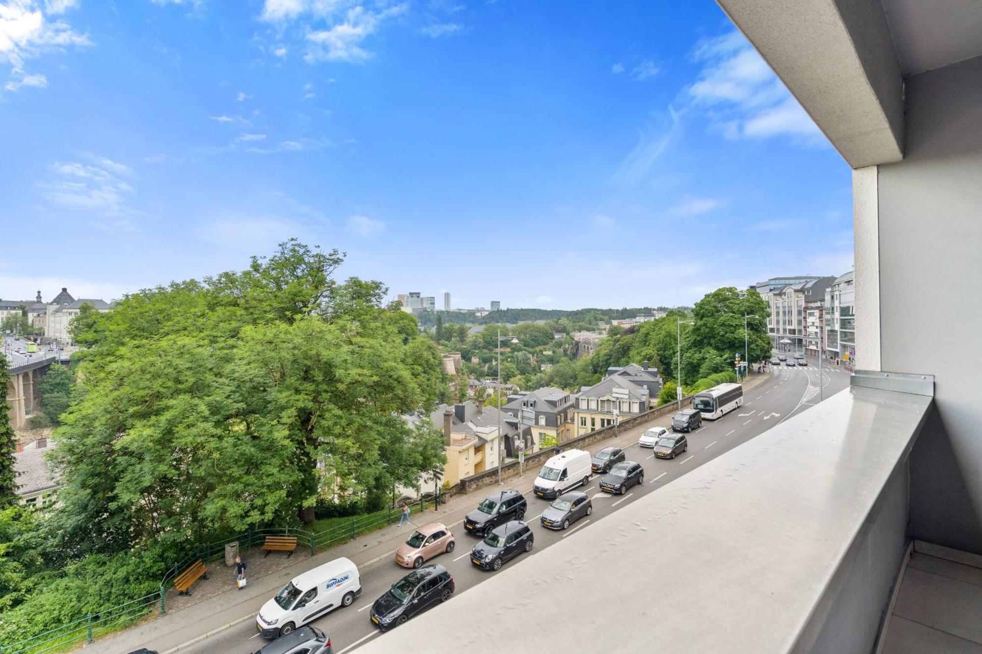Central Lux 2Br Apt With City Views & Balcony Люксембург Экстерьер фото